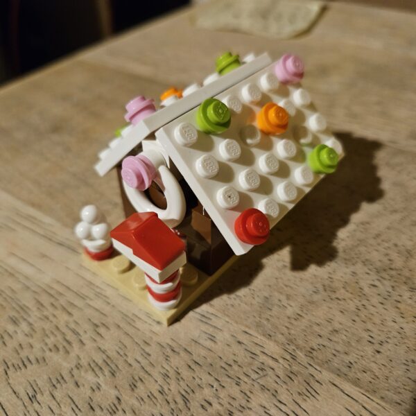 Gingerbread House Build – Ghost Kit